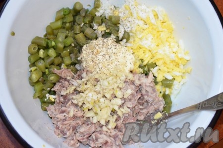 В миску сложить фасоль, яйца, консервы, мелко нарезанный (или пропущенный через пресс) чеснок, майонез (или сметану), соль (я не солю), чёрный молотый перец, перемешать.