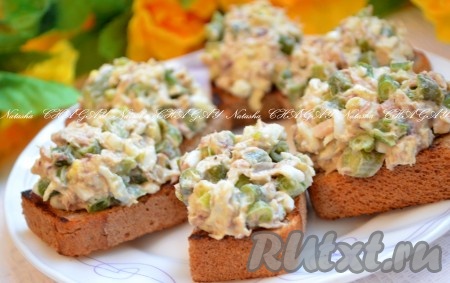 Вкусные бутерброды с рыбными консервами готовы. Можно украсить зеленью и сразу подавать, чтоб не размок хлеб.
