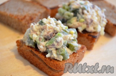 Рыбную массу выложить сверху на хлеб.