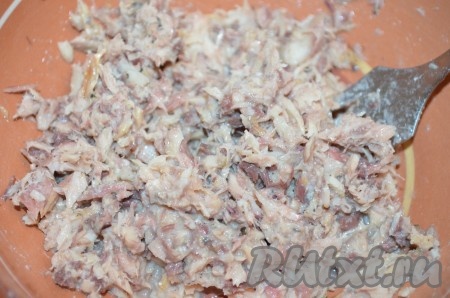 Рыбные консервы переложить на тарелку, жидкость слить (она нам не понадобится). Крупные кости удалить. Размять консервы вилкой. 