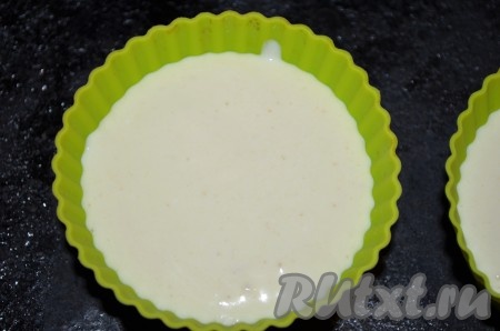 Вылить тесто в одну (здесь маленькая порция) или несколько формочек (силиконовые формочки не смазывать).
