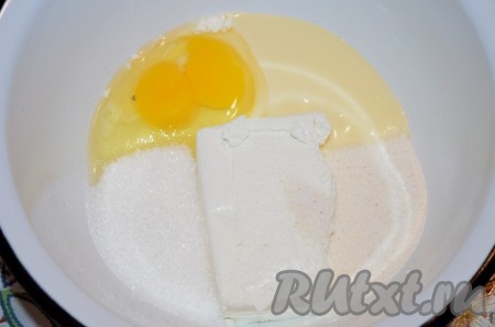 Творог, яйцо, сгущенку, сахар, разрыхлитель и манку сложить в миску.