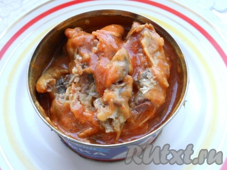 Открыть банку с килькой в томате.