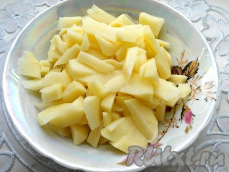 Картофель очистить и нарезать небольшими кусочками.