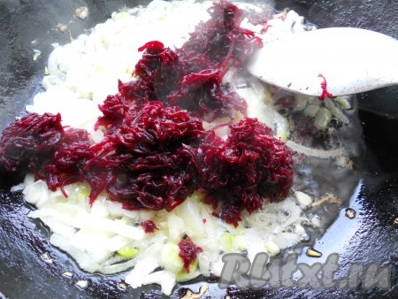 Добавить в кастрюлю с фасолью картофель. Варить 20-25 минут. Лук порезать, обжарить на растительном масле до мягкости. Добавить натертую на мелкой или средней терке свеклу. Перемешать и обжарить вместе с луком 5 минут, добавив сахар.