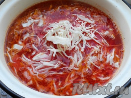 Далее добавить томатную пасту и влить томат. Перемешать и потушить все минут 5-6. Содержимое сковороды вылить в кастрюлю с картофелем и фасолью. Капусту нашинковать и также добавить в кастрюлю. Кипятить 7-8 минут.