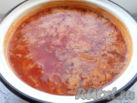 Выложить кильку в борщ. Добавить специи для первых блюд, черный молотый перец, досолить, если нужно, хорошо перемешать и кипятить борщ еще минут 5. После чего газ выключить.