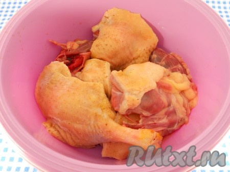 Кусочки утки помыть и обсушить. Посолить, посыпать утку специями, перемешать.
