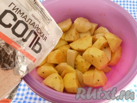 Посолить по вкусу.