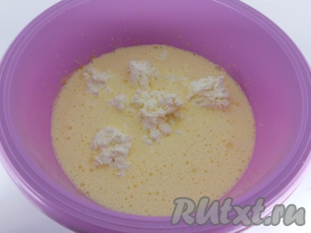 В яичную массу добавить творог и ванилин. Взбить до однородности.