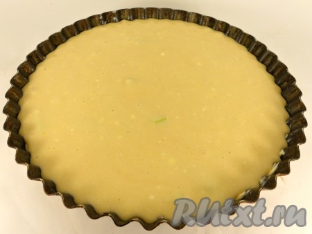 Залить яблоки подготовленным тестом.