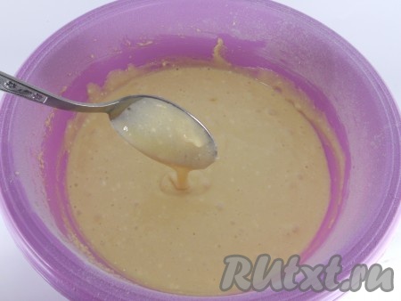 Всыпать просеянную муку и разрыхлитель. Хорошо перемешать. Тесто по консистенции получится чуть реже, чем на оладьи.