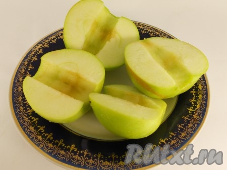 Яблоки (у меня твердые, зеленые) я не очищала. По желанию - очистить. Удалить сердцевину.
