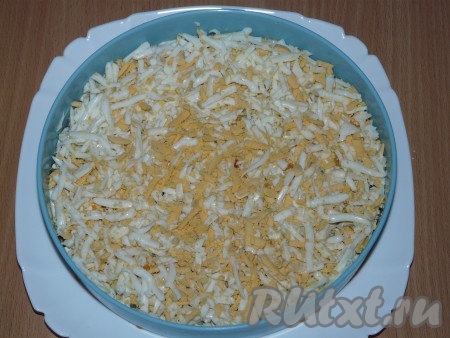 Яйца натереть на крупной тёрке, выложить поверх огурцов, разровнять и слегка утрамбовать.