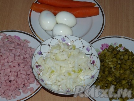 Морковь и яйца сварить до готовности, остудить и почистить. Лук почистить, нарезать полукольцами или кубиками. Положить нарезанный лук в дуршлаг и обдать кипятком. Ветчину и огурцы порезать мелкими кубиками.
