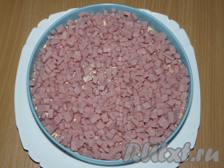 Далее выложить слой ветчины и смазать майонезом.