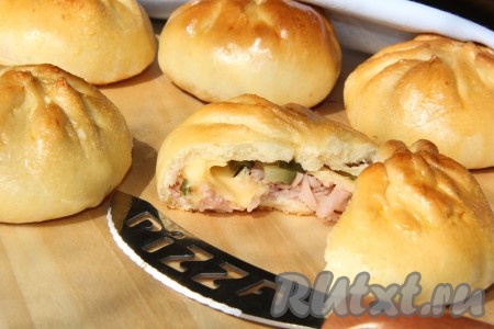 Аппетитные, вкусные булочки, приготовленные с ветчиной и сыром из дрожжевого теста, подать на стол горячими.
