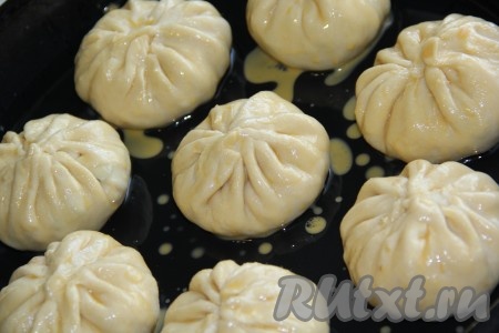 Выложить булочки на противень, смазанный растительным маслом, и оставить минут на 15-20. Затем верх булок смазать взбитым желтком и поставить в разогретую духовку, примерно, на 25 минут при температуре 180 градусов (выпекать до золотистого цвета).