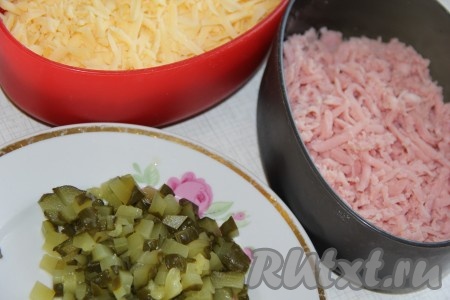 Пока наше тесто подходит, можно заняться начинкой. Ветчину и сыр натереть на крупной тёрке, огурцы нарезать мелкими кубиками.&nbsp;
