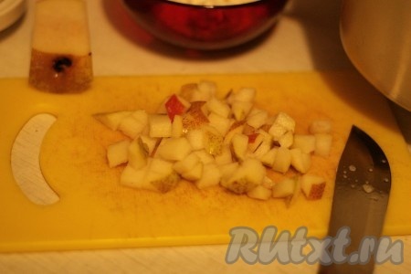 Грушу, по желанию, очистить от кожуры, нарезать на маленькие кубики, удаляя косточки и семенную коробку.