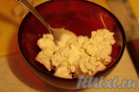 Творог выложить в миску.