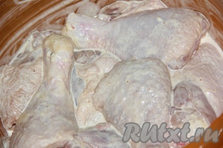 Для начала замариновать куриное мясо: голени вымыть, обсушить, выложить в глубокую миску, добавить соль, специи, майонез или сметану, всё хорошо перемешать и поставить в холодильник на 30-40 минут.&nbsp;
