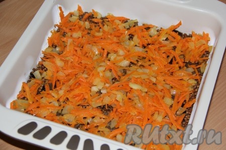 На гречку с грибами выложить лук с морковью.
