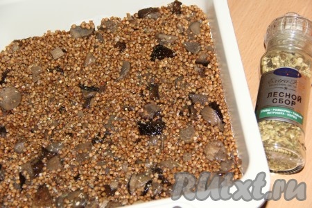 Смешать грибы с гречкой, посолить, добавить приправы по вкусу. Всё хорошо перемешать и переложить в жаропрочную форму,&nbsp; разровнять.
