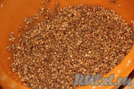 Гречневую крупу хорошо промыть.