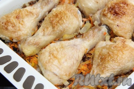 Вкусную, ароматную гречку с курицей и грибами подать в горячем виде.
