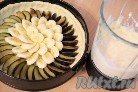 На дно формы выложить фрукты.