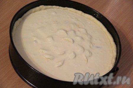 Аккуратно залить фрукты творожной заливкой. Поставить форму в разогретую духовку и выпекать пирог при температуре 180 градусов 1 час.&nbsp;
