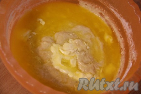 Затем влить растопленный маргарин и ещё раз перемешать.