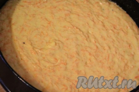 Выложить тесто в форму для выпечки, смазанную растительным маслом, и разровнять. 