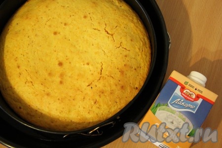 Выпекать морковный пирог в разогретой духовке при температуре 180 градусов примерно 40 минут. Готовность пирога проверить сухой зубочисткой.&nbsp;
