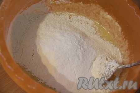 Всыпать муку, разрыхлитель и перемешать до однородной массы.
