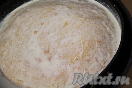 Горячий пирог полить сливками и оставить в форме до полного остывания.