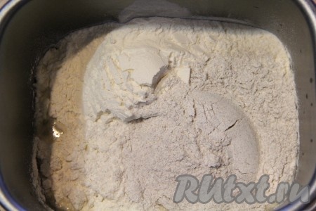  Затем всыпать сахар, добавить растительное масло, пшеничную и ржаную муку, соль. Выставить режим "Тесто". Время замеса примерно 1 час 25 минут. 