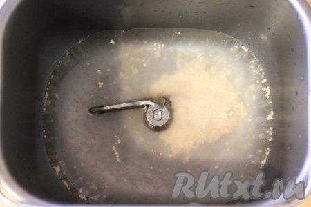 Для тех кто делает замес руками: для приготовления опары в тёплой воде развести дрожжи и сахар, оставить на 10-15 минут. Затем влить опару в глубокую миску, добавить растительное масло и соль. Всё перемешать, затем всыпать пшеничную и ржаную муку. Замесить мягкое и нежное тесто, оставить его в миске, накрыв полотенцем на 1 час.

Если замес производить с помощью хлебопечки: в ведёрко хлебопечки влить тёплую воду, добавить дрожжи и оставить на 10-15 минут.