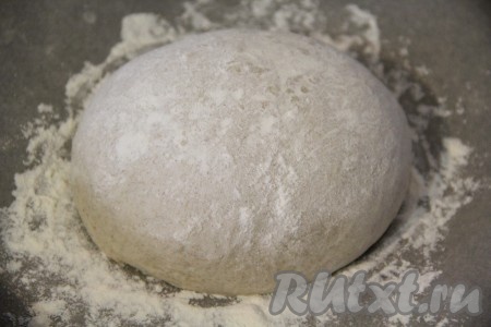 Готовое тесто выложить на стол, припорошенный мукой, хорошо обмять. Сформировать хлеб, я сделала его круглой формы. Противень для выпекания застелить пергаментом. Выложить хлеб на противень и слегка присыпать его мукой. Оставить хлеб в тепле на 30 минут.
