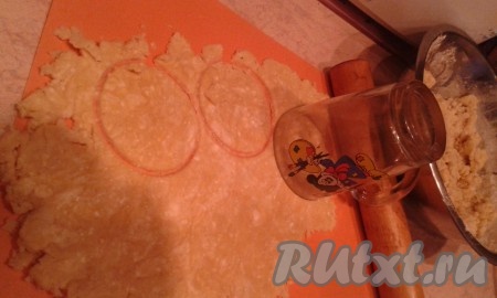 Добавить муку. Замесить тесто. Раскатать, вырезать кружочки.