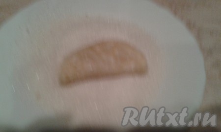 Свернуть кружок пополам - сахарной стороной во внутрь. Ещё раз обмакнуть в сахар.