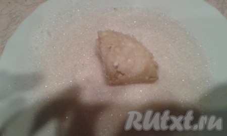 Опять сложить тесто пополам и снова - в сахар.