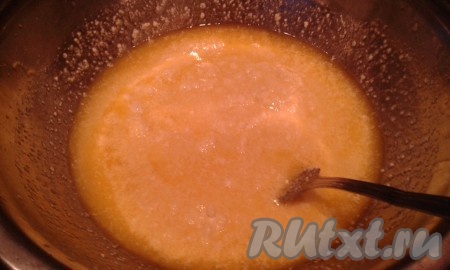 Добавить творог.