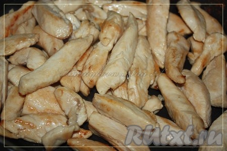 На сковороде разогреваем растительное масло, выкладываем куриное мясо и обжариваем с двух сторон на среднем огне до готовности (на обжаривание потребуется минут 10).