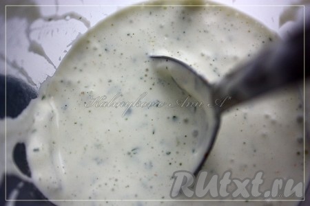 Для приготовления соуса майонез, сметану, кефир, вымытый и нарезанный на части укроп, специи, растительное масло, соль, очищенные и разрезанные на части зубчики чеснока помещаем в чашу, в которой удобно взбивать, а затем пробиваем погружным блендером до однородности и соус для шаурмы с курицей и пекинской капустой готов.
