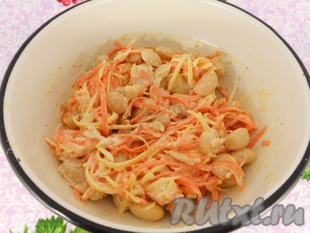 Посолить и поперчить по вкусу. Добавить майонез или сметану, салат перемешать.