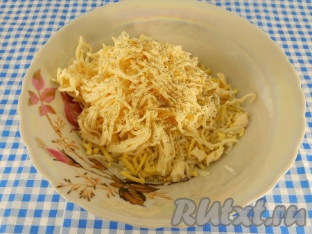 Я готовила эти бутерброды с плавленным сырком, поэтому натёрла его на крупной тёрке и добавила к натёртым яйцам. Если вы берёте пастообразный плавленный сыр, тогда просто выложите 100 грамм сыра к натёртым яйцам. Посолить и поперчить смесь яиц и сыра.