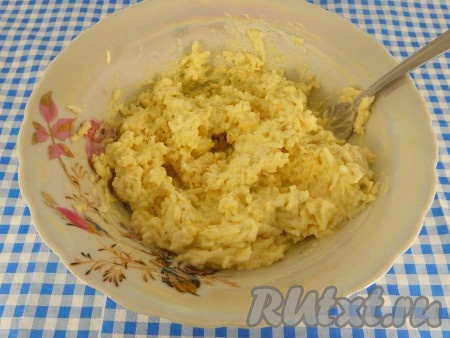 Заправить сырно-яичную массу майонезом (или сметаной), тщательно перемешать.