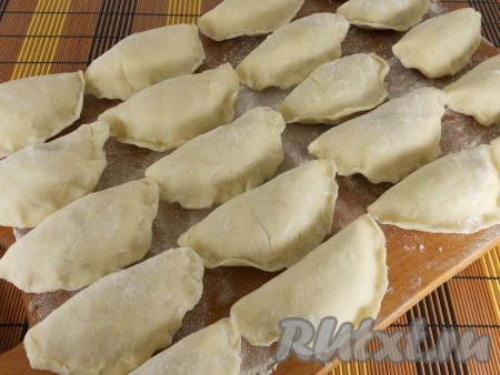 Слепить вареники обычным способом.
